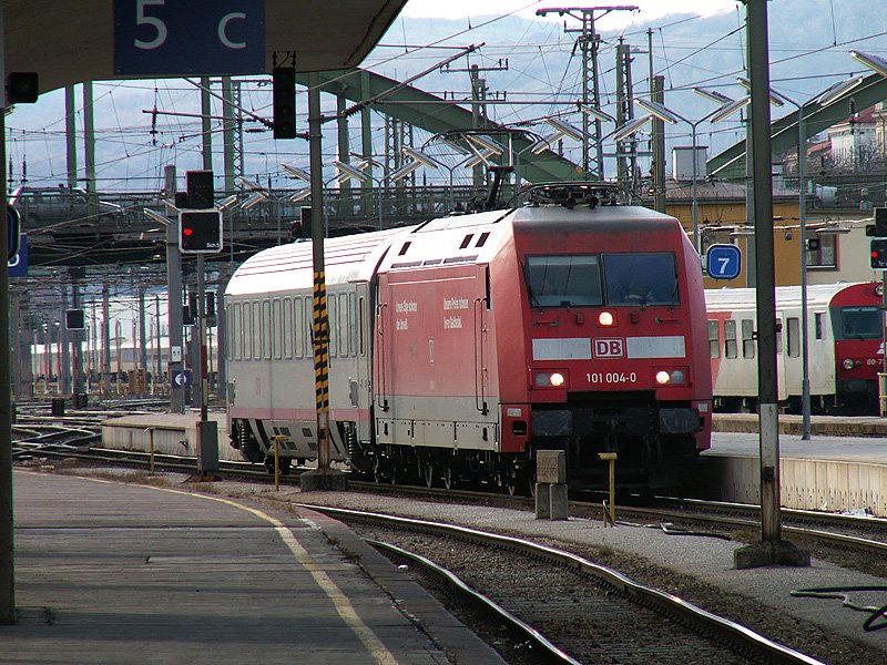 die neue EC Verbindung *gg* 101 004 schiebt einen BB 1.Klasse Waggon aus dem Bahnhof Wien West (23.1.2008)