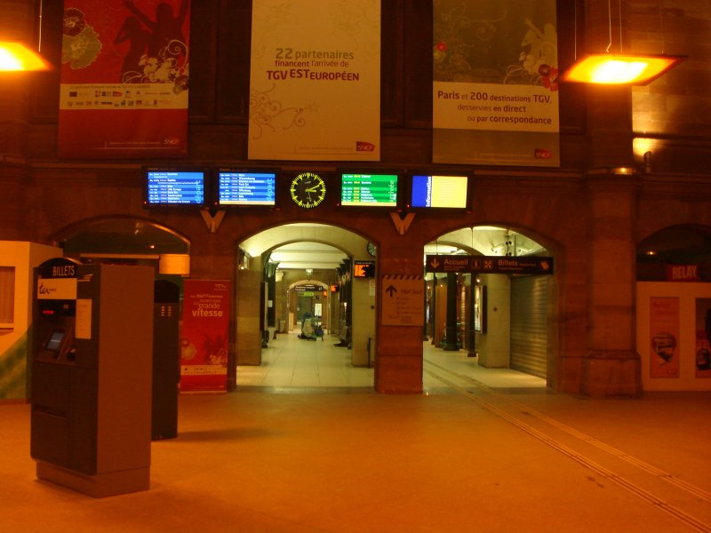 Die neue Eingangshalle--/tunnel vom Bahnhof Strabourg. Aufgenommen am 27.06.07 um 3.12