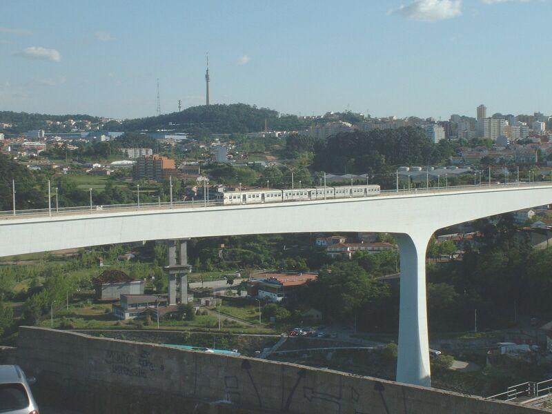 Die neue Eisenbahn-Brcke ber den Doure in Porto am 06.05.2003. Ein E-Triebzug BR 2100 oder 2200 fhrt von Gaia nach Porto Campanha ber die Brcke.
