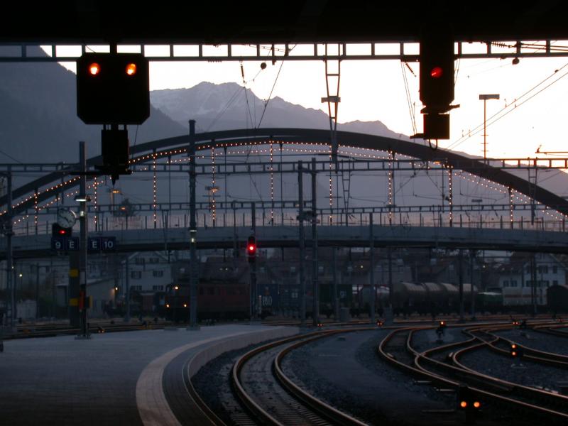 Die neue Fridaubrcke berspannt den westlichen Bahnhofsteil ohne Sttzen. Abendliche Stimmung am 15.11.2005 in Chur.