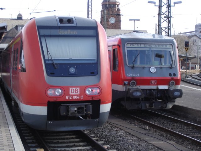 Die neue Generation der Baureihe 612 (612 004-2) und die etwas ltere Generation der Baureihe 628 (628 434-3) begegnen sich im April 2006 im Gieener Bahnhof.