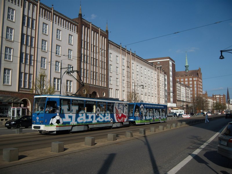 Die  neue  HANSA-Fanstraenbahn in der Langen Strae. Sie wurde von (sicherlich ausgewhlten) Fans gestaltet.
Ist brigens die einzige Tatra-Bahn in Rostock mit Einholmstromabnehmer
09.04.09