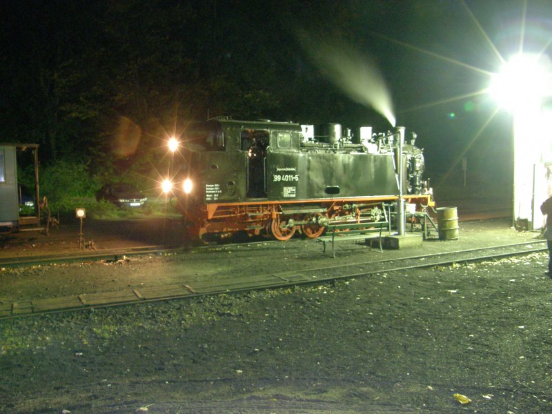 Die  neue  Lok 99 4011 steht am Abend des 17.10.2008 am Wasserkran in Ghren. Es war der erste Einsatztag der Lok im Plandverkehr auf der Insel Rgen. 