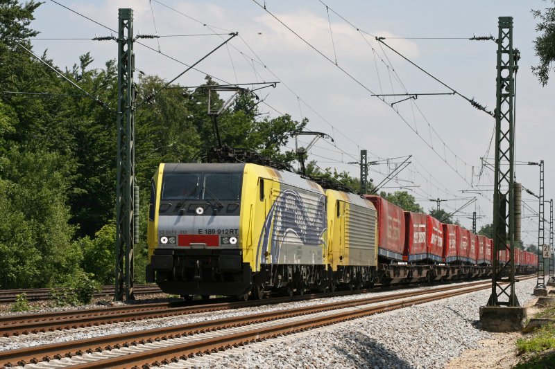 Die neue Lokomotion Werbelok 189 912 und 189 931 mit dem Winner am 05.06.2009 in Haar (bei M�nchen).