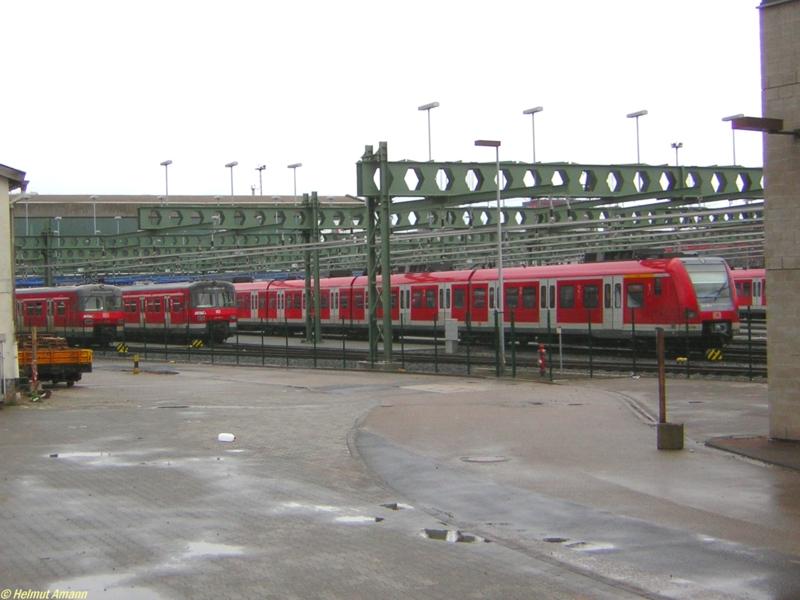 Die neue S-Bahn-Werkstatt im alten Postbahnhof Frankfurt am Main wurde am 02.03.2006 er�ffnet. Seitdem werden hier die Bremsen der S-Bahn-Triebwagen �berpr�ft, Elektrik, Scheiben, Sitze und T�ren repariert. Achsen und Fahrmotoren k�nnen ausgetauscht sowie Flachstellen beseitigt werden. Daf�r verf�gt ein Gleis �ber eine mobile Unterflur-Radsatzdrehmaschine. Am 02.04.2006 standen auf dem Au�engel�nde 420 778, 420 310 und 423 400 (von links nach rechts) abgestellt.
