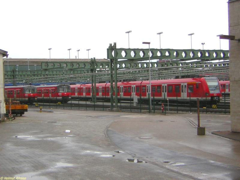 Die neue S-Bahn-Werkstatt im alten Postbahnhof Frankfurt am Main wurde am 02.03.2006 erffnet. Seitdem werden hier die Bremsen der S-Bahn-Triebwagen berprft, Elektrik, Scheiben, Sitze und Tren repariert. Achsen und Fahrmotoren knnen ausgetauscht sowie Flachstellen beseitigt werden. Dafr verfgt ein Gleis ber eine mobile Unterflur-Radsatzdrehmaschine. Am 02.04.2006 standen auf dem Auengelnde 420 778, 420 310 und 423 400 (von links nach rechts) abgestellt.
