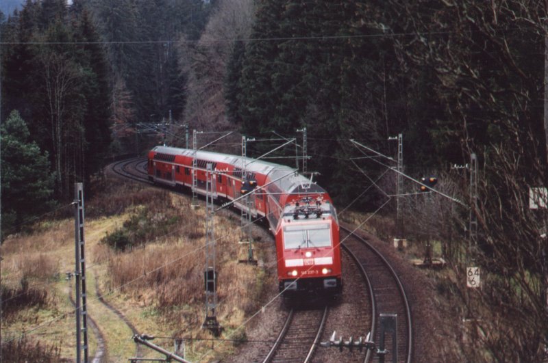  Die neue Schwarzwaldbahn (2)  am 10.Dezember 2006.
Durch den dichten Tannenwald geht es hier am Photostandpunkt
Kreisbachtal/Farrenhaldetunnel.