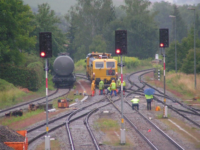 Die  neue  Weiche ist bereits eingebaut; Stopfmaschine SKL X962058-4 (Unimat 08 0475 4S) wartet im Hintergrund auf seinen Einsatz; Bhf. RIED i.I. 2006-08-12