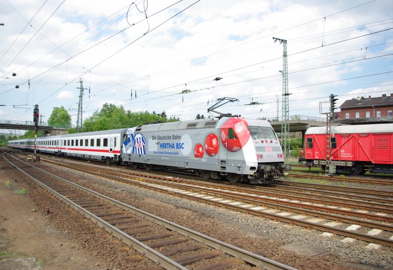 Die neue Werbelok der DB, die 101 044  Hertha BSC , abgelichtet in einem frhen und Gott sei Dank noch sauberen Stadium bei der Ausfahrt aus dem Bahnhof Bebra als Schublok des IC 2150 nach Dsseldorf. 25.04.2009.