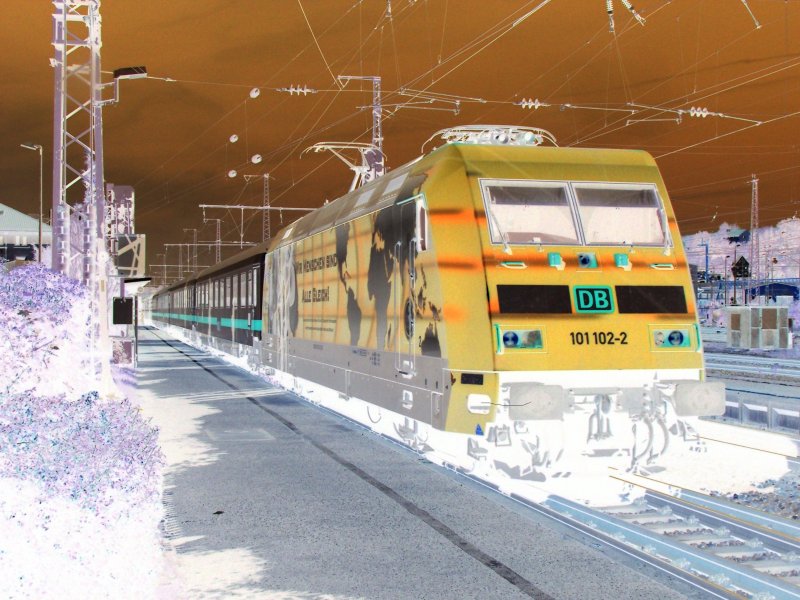 Die neue Werbelok in neuer Werbelackierung...^^. Ein bissl ver�ndertes Bild der Br.101 102-2  Wir Menschen sind alle gleich .
Was ist eure meinung zu diesen Bilder? Aufgenommne in Aalen im September 2007