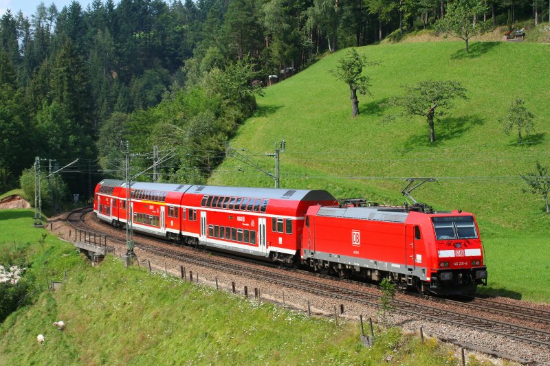 Die neuen 146er-Loks beherrschen nun die Schwarzwaldbahn. 146 231-6 mit IRE Konstanz - Karlsruhe am 03.08.07 auf der Talfahrt
zwischen St. Georgen und Triberg. 
