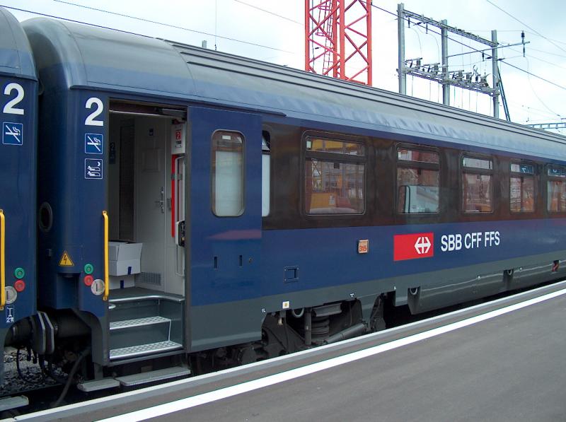 Die neuen, hauptrevidierten Liegewagen der SBB
Bcm 61 85 50-90 102-8
am 05.07.2004 im Zrich HB. Der Zug kam als EN Roma aus Italien.
Hier der Einstiegsbereich