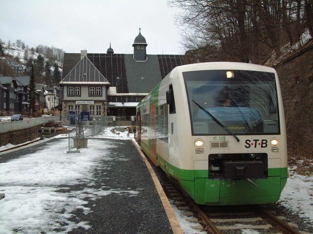 Die neuerffnete Sdthringenbahn, VT129 im Kopfbahnhof von Lauscha. Sie befindet sich auf der Fahrt nach Sonneberg/Thringen. (Strecke Neuhaus am Rennweg-Sonneberg Strecke 564)