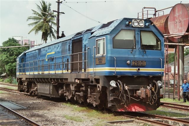 Die neueste Diesellok der Malayischen Staatsbahn, KTM-Class 29, leistet 3500 PS und wurde in 20 Exemplaren ab 2006 in China gebaut. Lok 29101 im Bw Singapore, 15.12.2008.