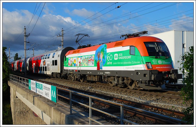 Die neueste Werbelok der BB, 1116 007 (ex EM Griechenlandlok), war am 30.5.2009 im Durchbindereinsatz. Wegen Bauarbeiten konnte ich meine Schnellsichtungsfotostelle in Wien-Atzgersdorf nicht aufsuchen, daher ist diese Aufnahme eher als Notschlachtung zu sehen, aber es war meine erste Begegnung mit dieser Maschine. Die Aufnahme zeigt R 2357 von Bernhardsthal nach Payerbach-Reichenau, zu meiner Enttuschung auch noch am Gegengleis, kurz vor der S-Bahnstation Atzgersdorf-Mauer.