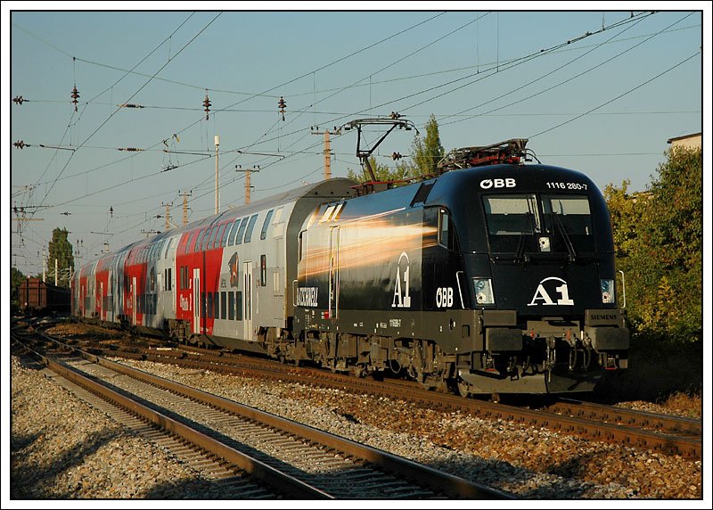 Die neueste Werbelok der BB, 1116 280, war in den vergangenen Tagen immer auf den  Durchbindern  in und um Wien anzutreffen. Die Aufnahme enstand im letzten Licht des 30.9.2007 als R 2323 von Bernhardsthal nach Payerbach-Reichenau kurz vor der Durchfahrt der S-Bahnstation Wien Atzgersdorf-Mauer.
