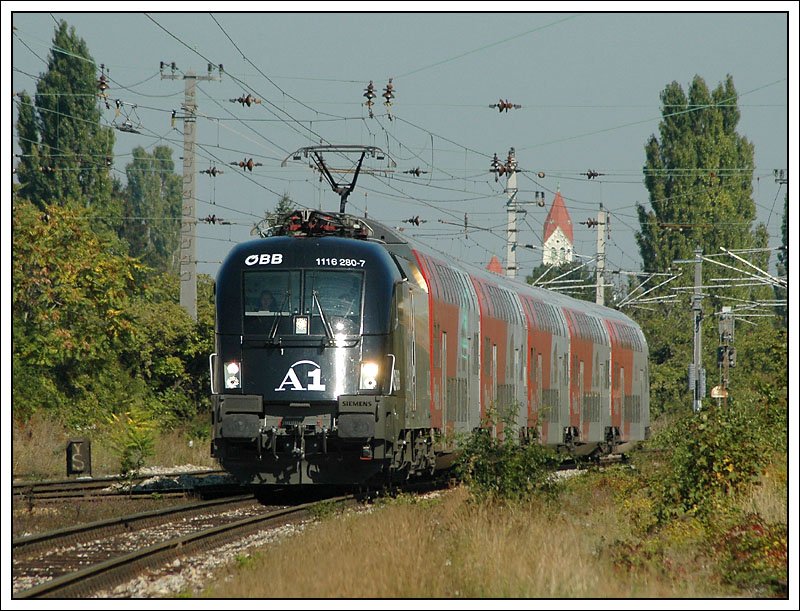 Die neueste Werbelok der BB, 1116 280, war in den vergangenen Tagen immer auf den  Durchbindern  in und um Wien anzutreffen. Die Aufnahme zeigt den R 2217 von Retz nach Payerbach-Reichenau kurz vor der Durchfahrt der S-Bahnstation Wien Atzgersdorf-Mauer am 30.9.2007.