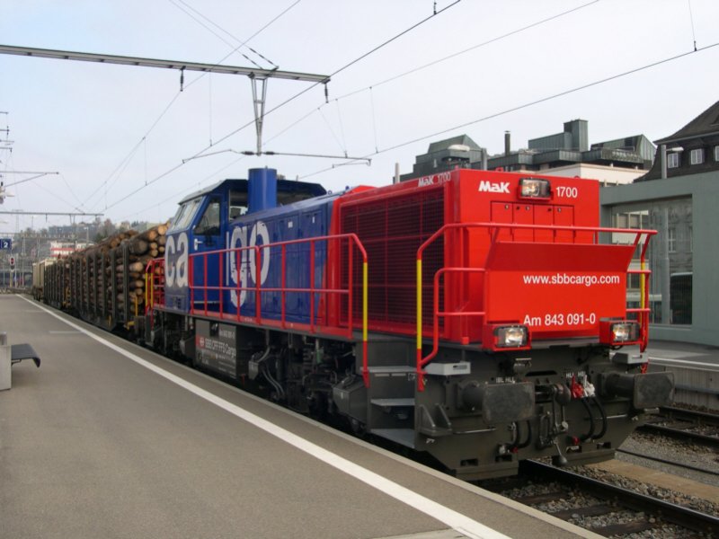 Die neuste Erungenschafft von SBB Cargo waren 2005 die Loks der Reihe Am 843. Am 10.11.2005 ist Am 843 091-0 mit einer bergabe im Bahnhof von Schaffhausen mit rangieren beschftigt.