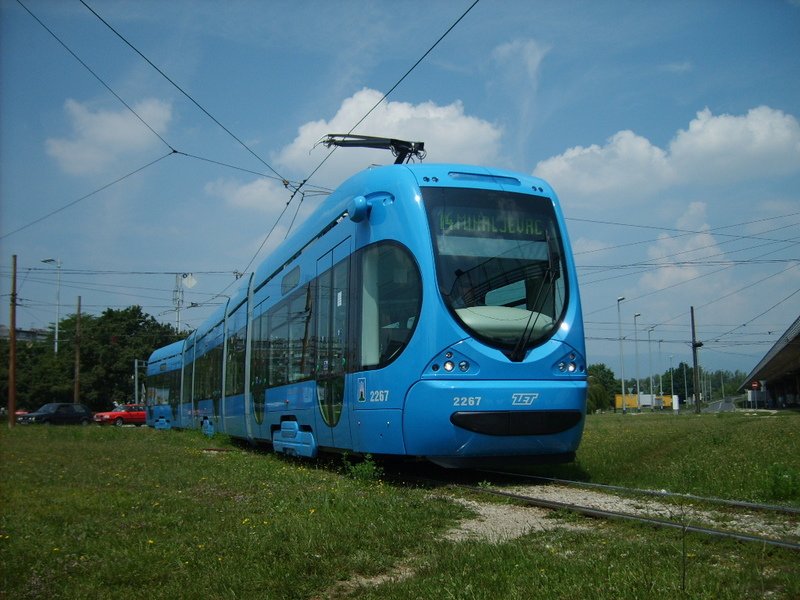 Die neuste Straebahn - typ 2200 auf die Endhaltestelle Zapruđe.