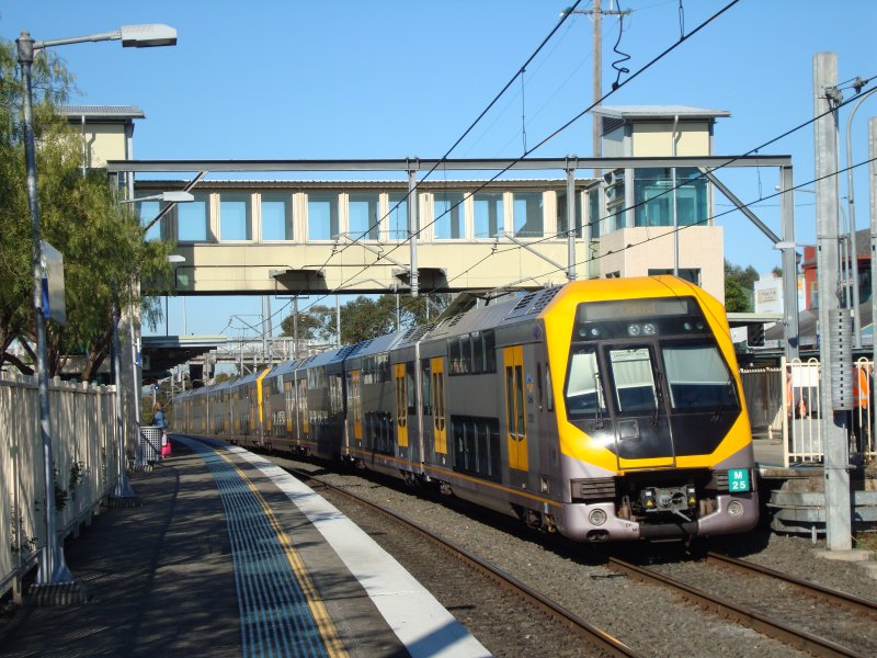 Die neuste Triebzug-Doppelstcker der City Rail Sydney bei Cabramatta, NSW am 16.09.2008