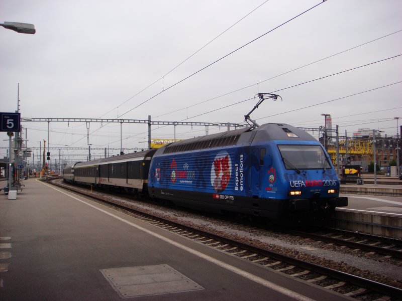 Die neuste Werbelok der SBB, die Re 460 065-6 wirbt fr die UEFA-EURO 08 Austria-Switzerland hier wartet sie mit einem Gotthard-IR in Zrich HB am 25.10.2007.