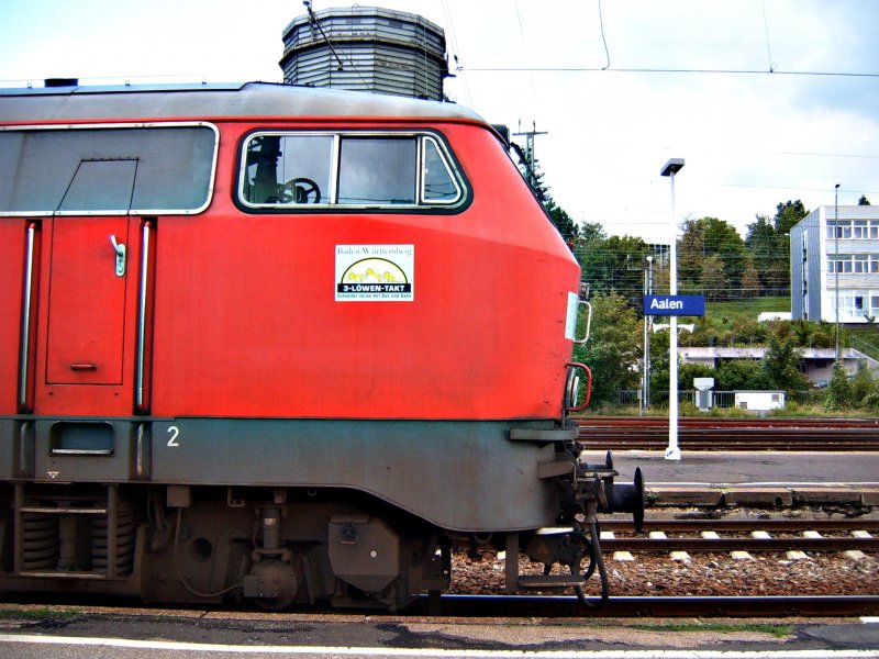 Die nicht gerade windschnittige Schnauze der BR 218 360-6 am 21.08.06 im Knotenbahnhof Aalen. Die Diesellokomotive fuhr um 14:28 weiter nach Ellwangen als RE 22542.