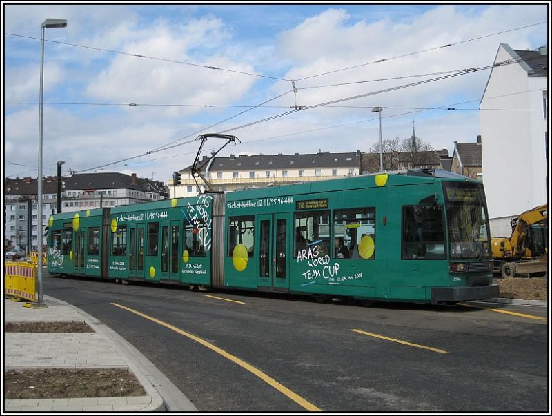 Die Niederflur-Tram 2144 der Rheinbahn ist am 13.04.2008 auf der Linie 712 unterwegs und fhrt auf der Elisabethstrae in Richtung des nchsten Haltestelle beim S-Bahn-Haltepunkt Dsseldorf-Bilk. 