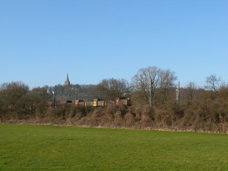 Die NL-Railion Loks 6466+6406+6490 in Dreifachtraktion mit Ganzzug aus den Niederlanden unterwegs nach Emmerich.
12.02.2008 Emmerich-Elten 