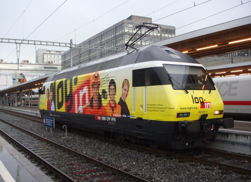 Die noch frische Re 460 053   login  aus einer anderen Perspektive am 26.09.2007 in Bern.