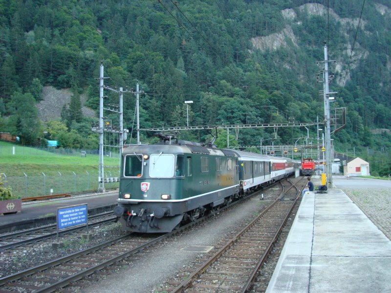 Die noch grne Re 4/4 II 11158 fuhr am 14.07.2007 mit dem IR 2192 (Pan Gottardo und Speisewagen am Zugschluss) durch den Bahnhof Amsteg-Silenen.  