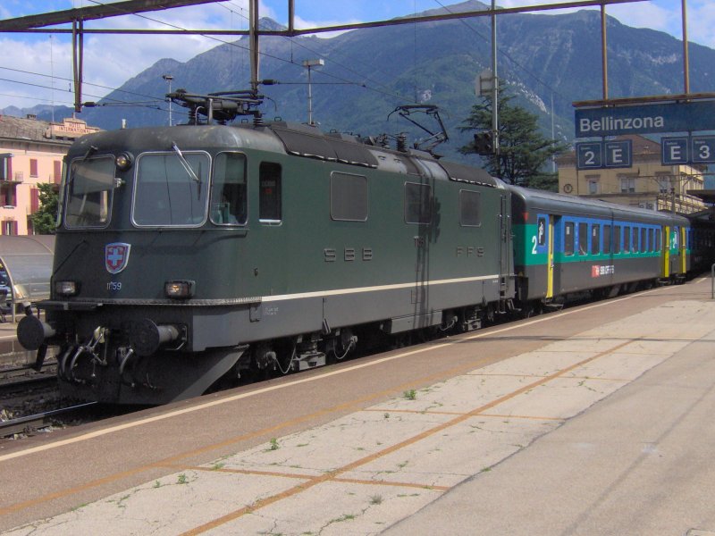 Die noch grne Re 4/4 II 11159 mit Intercity aus Zrich in Bellinzona.Im Juni 2006.