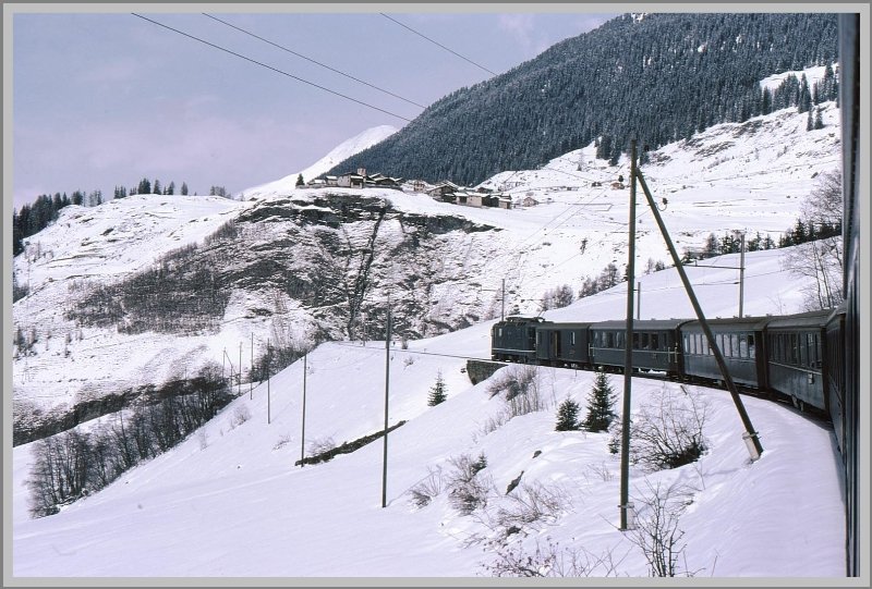 Die noch grne RhB auf der mittleren Kehre von Bergn mit dem Bergdorf Latsch im Hintergrund. (Archiv 04/77)