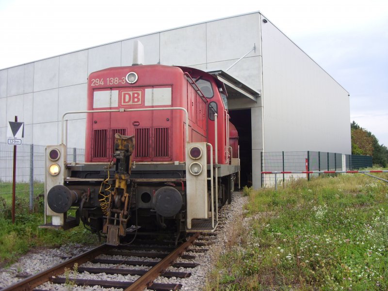 Die noch nicht remotorisierte 294 138-3 hatte am 10.11.2008 die Aufgabe den 55751 von Karlsruhe Gbf nach Rastatt zu bringen. Unterwegs wird noch der Anschluss der Spedition Hartmann in Muggensturm bedient. Diese Firma bekommt jeden zweiten Tag bis zu 5 Wagen der Bauart Shimms, beladen mit Stahlcoils aus verschiedenen Lndern (unter anderem aus Belgien) und lagert diese im Auftrag der Daimler AG Werk Gaggenau. Von hier bis ins Daimler-Werk werden sie mit einem firmeneigenen LKW transportiert.