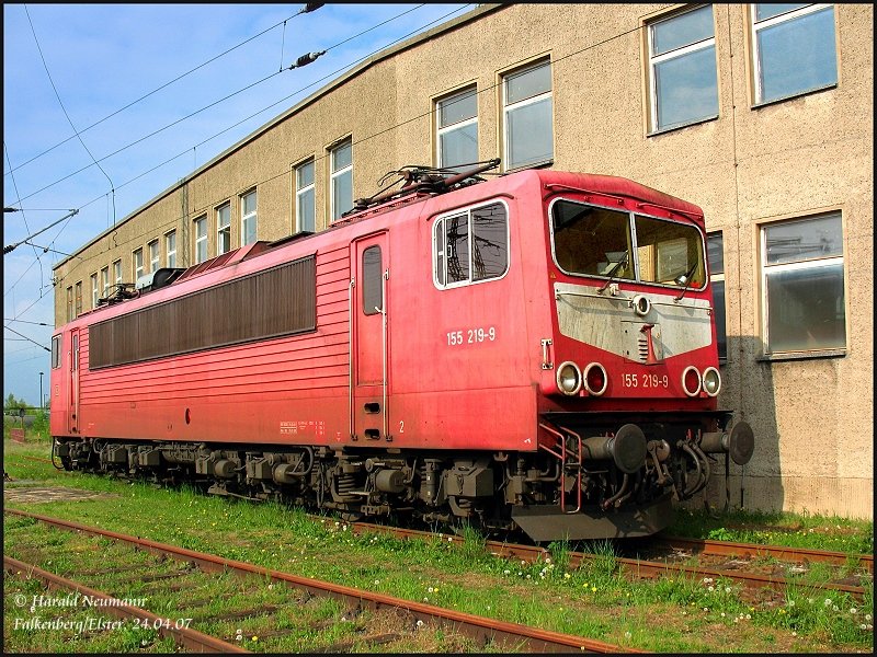 Die noch orientrote 155 219 sonnt sich bis zum n�chsten Einsatz am ehem. Bw FalkenbergElster, 24.04.07.