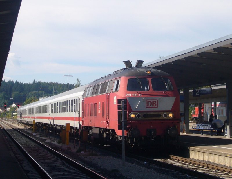 Die noch orientrote 218 156 steht am 26.08.2007 mit IC 2085 nach Oberstdorf in Immenstadt.