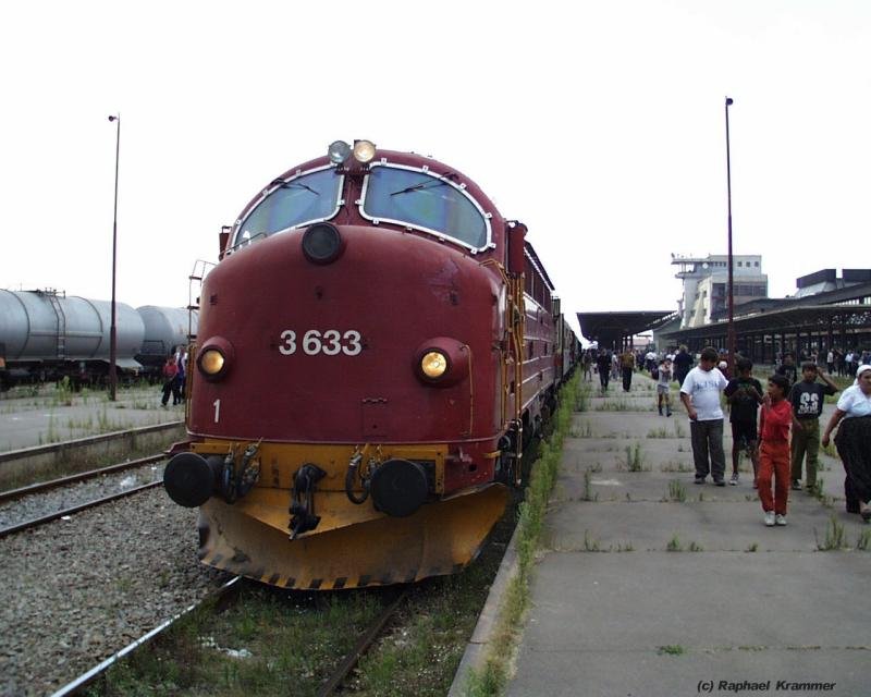Die NOHAB Di3 3633 im Sommer 2001 in Kosovo Polje, dem grten Bahnhof des Kosovo, nahe Pristina gelegen, nach Ankunft aus Richtung Mitrovica. Die Zge wurden stets von KFOR-Soldaten in der Lok und in den Wgen begleitet.