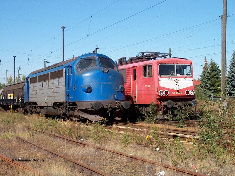 Die NOHAB V 170 1125 der NEG vor einem Zug Rungenwagen bei Coswig, auf dem Nachbargleis fhrt 155 060 mit einem Gterzug vorbei (26.09.2003)

