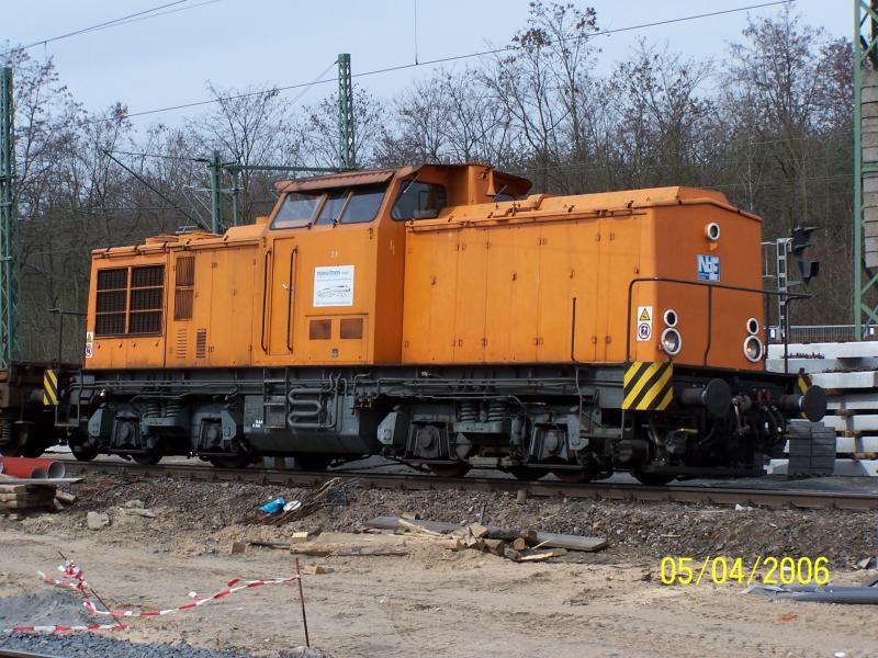 Die Nordbayerische Eisenbahn (NBE, Sitz Hafen Aschaffenburg) hat bei nowu-trans GmbH die Lok 21 angemietet. Aufgenommen wurde diese Maschine am 05.April 2006 in Frankfurt Sportfeld. Es ist dies die frhere 745 580 der ČSD. In Frankfurt war sie in der letzten Zeit keine unbekannte, denn an den beiden vorangegangenen Wochenenden half sie beim Umbau des Gleises 2 in Frankfurt-Niederrad mit. Die Nummer ist nur auf dieser Seite angeschrieben, auf der anderen fehlt diese.