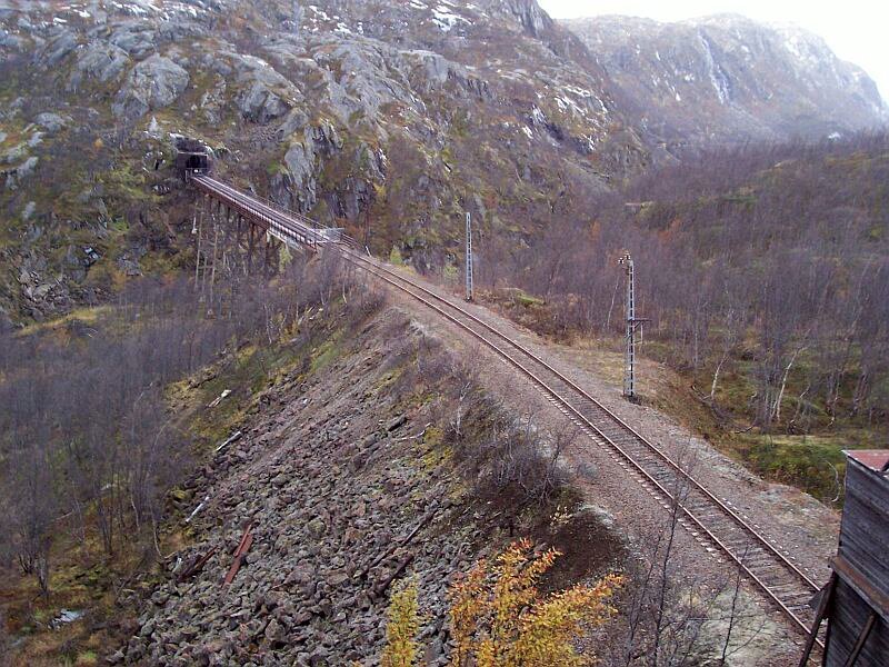 Die Norddalen-Brcke von einen anderen Standpunkt, hinter dem gegenberliegenden Tunnel kommen die beiden Trassen wieder zusammen, Brcke und Tunnel sind durch Gittertore verschlossen. Die Gleise hat man nur hier gelassen, die alte Trasse hat 1 Brcke und 3 Tunnel, die neue 2 Brcken und 2 Tunnel. Aufgenommen am 10.10.2006.