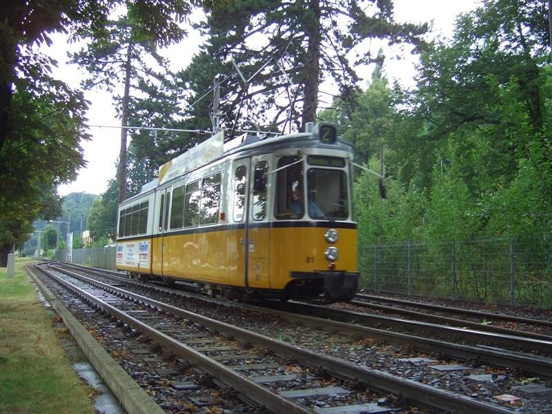 Die Nordhuser Combinos haben grtenteils den gesamten Linienbetrieb bernommen, daher trifft man nicht mehr oft auf die GT4. TW 81 (ex SSB TW 673) passiert am 20.07.05 die Abstellanlage in der Parkallee.