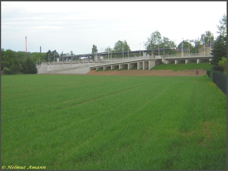 Die Nordseite der neuen S-Bahn-Station in Frankfurt am Main-Zeilsheim, aufgenommen am 11.05.2007, seit 13.05.2007 hlt die Linie S2 planmig dort (vgl. Bilder 66360, 77195 und 94462 in dieser Kategorie).