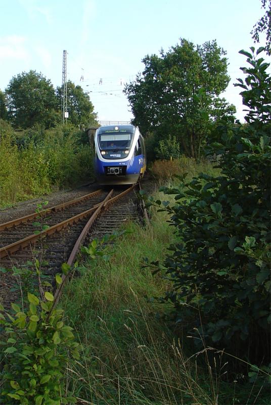 Die Nordwestbahn am 30.09.2004 auf der Strecke Rheda-Wiedenbrck nach Mnster(Westf.) Im Hintergrund die Kln-Mindener Eisenbahn Strecke Hamm-Bielefeld.