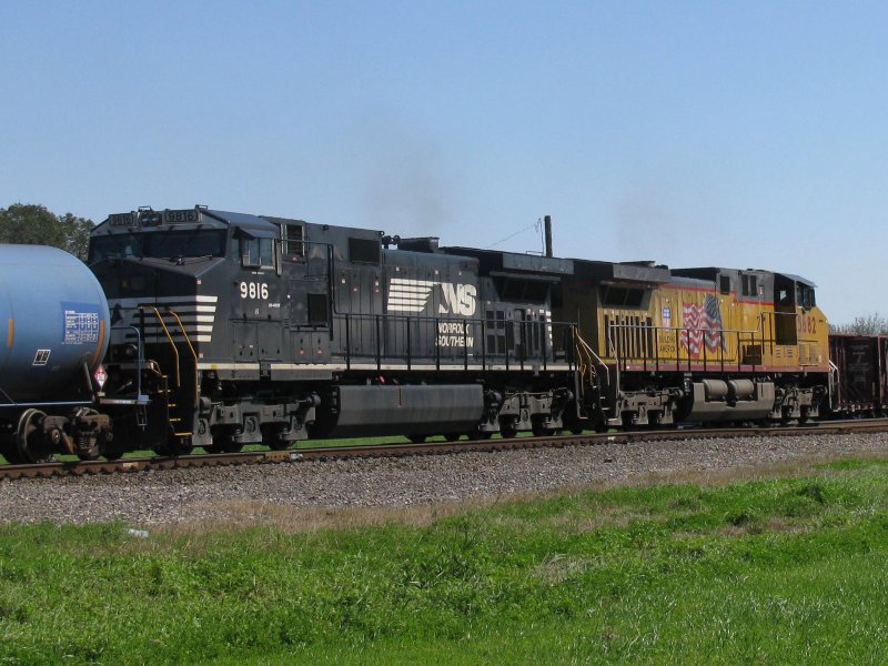 Die Norfolk Southern Lok 9816 und eine UP Lok mit einem Gterzug am 11.3.2008 in Sealy (bei Houston, Texas).