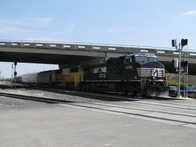 Die Norfolk Southern Lok 9938 (Dash 9) und die Union Pacific Lok 2302 (SD70) mit einem Gterzug am 16.3.2008 in Houston (Texas).