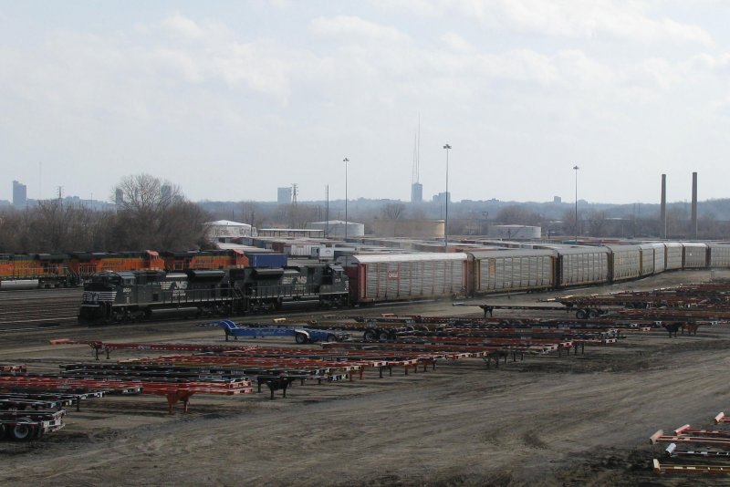 Die Norfolk Southern Loks 2664 und 2749 mit einem Ganzzug aus Autotransportwagen am 2.3.2008 in Kansas City. Beide Loks sind SD70M-2