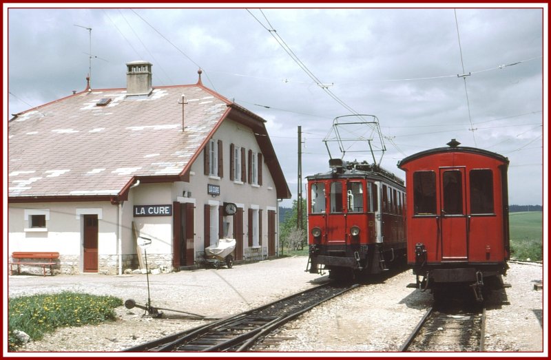 Die NStCM endet seit 1958 an der franzsischen Grenze in La Cure. Die Linie nach Morez (das M in der Abkrzung) wurde stillgelegt. (Archiv H.Graf Juni 1977)