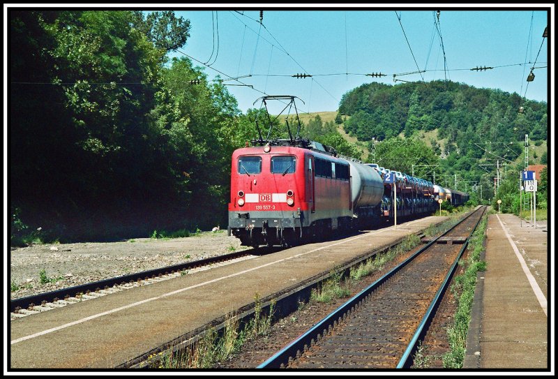 Die Nrnberger 139 557 fhrt im Sommer 2006 mit einem Gterzug durch das Altmhltal Richtung Nrnberg. Aufgenommen in Dollnstein.