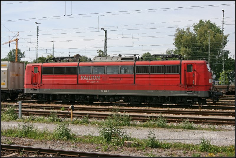 Die Nrnberger 151 078 steht mit einen innofreight-Ganzzug in Rosenheim auf den Nebengleis. Innofreight hat fr den Transport von Hackgut, Biomasse, Reststoffe ect. den  WoodTainer  entwickelt. Der Container ist in vielen Lndern anzutreffen. (01.07.07)