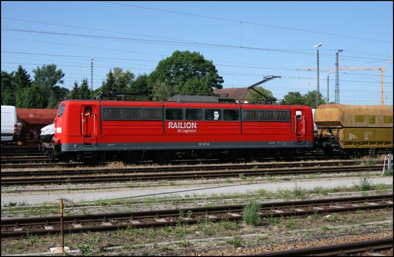 Die Nrnberger 151 127 wartet mit neun Fals Waggons der BB auf die Abfahrt nach Rohrdorf.