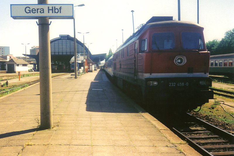 Die Nrnberger 232 458-0 steht mit dem Inter Regio nach Dortmund abfahrbereit in Gera Hbf. Mai 2000.